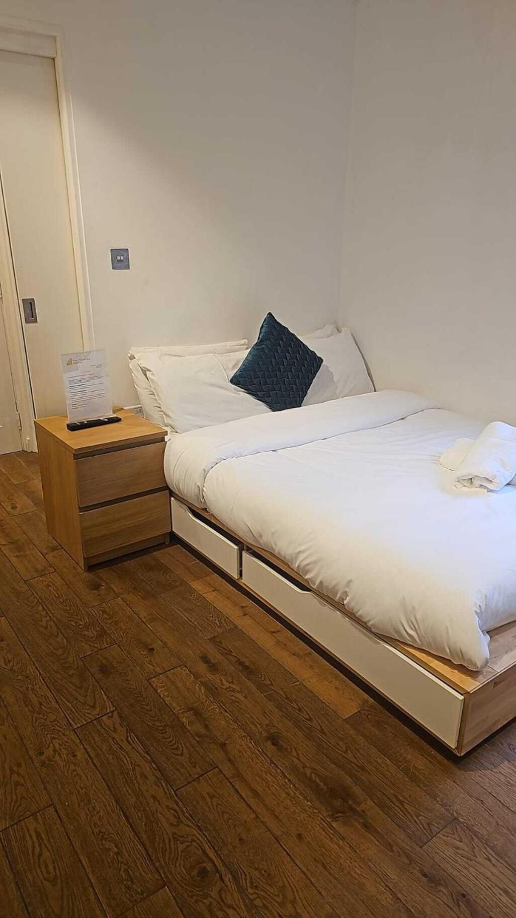The Chapter- Knightsbridge Suites London Szoba fotó